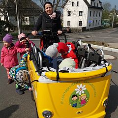 Der elektrischer Kinderbus bietet ausreichend Platz für Ausflüge der Krippenkinder.