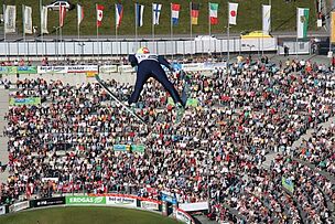 At the beginning of October, the world´s best ski jumpers meet for the final of the FIS Summer Grand Prix in the Sparkasse Vogtland Arena.