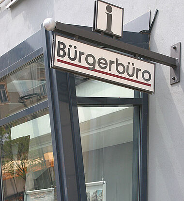 Das i am Bürgerbüro weist auf die Touristinformation hin. Das i am Bürgerbüro weist auf die Touristinformation hin.