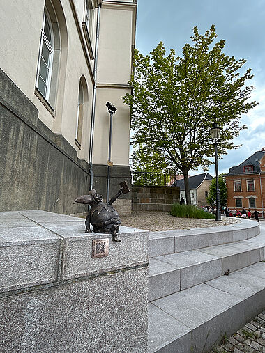 Unser Harlekin am Kirchplatz.